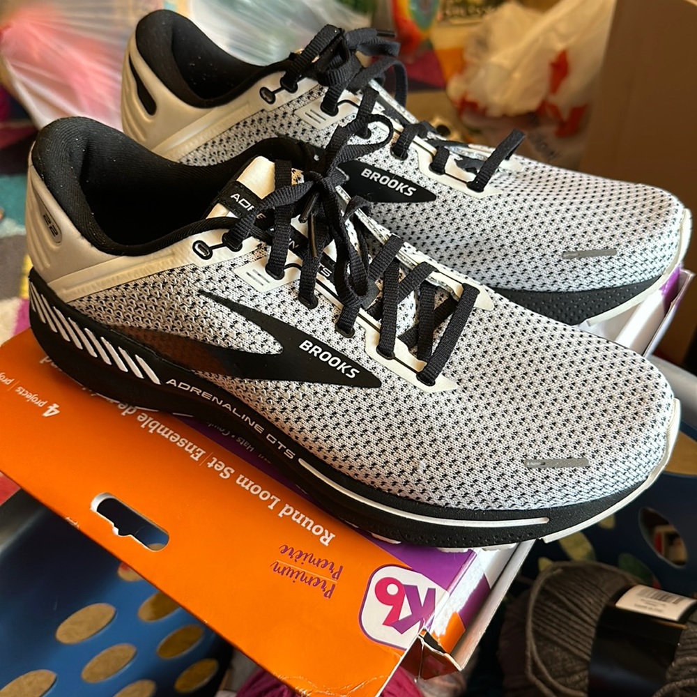 Brooks Adrenaline 22 black and white EUC 11 wide